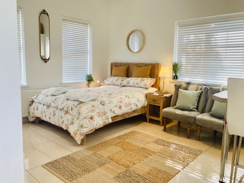 1 Bed Flat - Sleeps 2 - Parking - Garden
