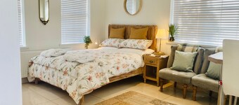 1 Bed Flat - Sleeps 2 - Parking - Garden
