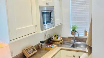 Geladeira, micro-ondas, cooktop, chaleira elétrica