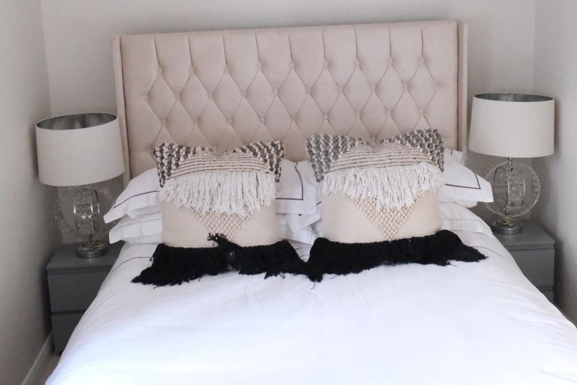 Tabla de planchar con plancha, wifi gratis, ropa de cama