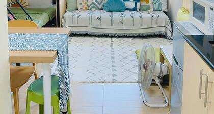 Studio - Sleeps 5 - Parking - Wifi