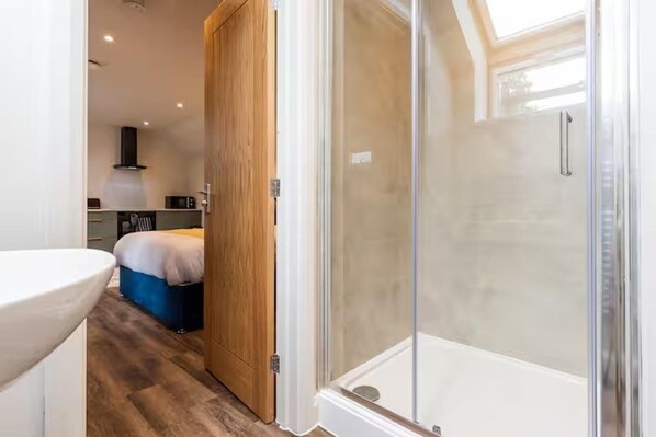 Iron/ironing board, free WiFi, bed sheets - Style 7 - Modern Studio Near dmu & Lri (Leicester)