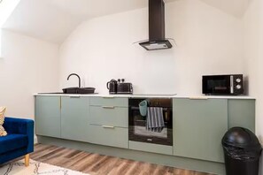 Fridge, microwave, oven, stovetop - Style 7 - Modern Studio Near dmu & Lri (Leicester)