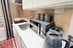 Kühlschrank, Mikrowelle, Herdplatte, Wasserkocher