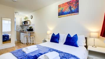 Iron/ironing board, free WiFi, bed sheets