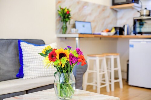 Smart Studio- North London - Sleeps 2 - Free Parking