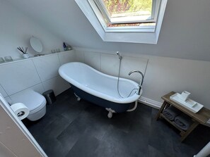 Deep-soaking bathtub, hair dryer, towels - Hope Valley - Studio - Sleeps 2 - Parking (Hope Valley)