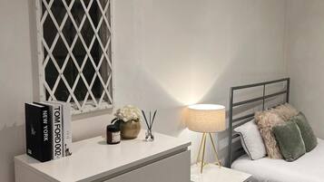 Tabla de planchar con plancha, wifi gratis y ropa de cama
