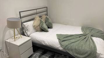 Tabla de planchar con plancha, wifi gratis y ropa de cama