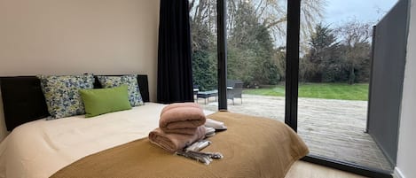 Tabla de planchar con plancha, wifi gratis y ropa de cama