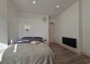 Room - Studio - Sleeps 2 - Wifi - Free Secure Parking (London)