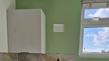 Micro-ondes, four, plaque de cuisson, bouilloire électrique