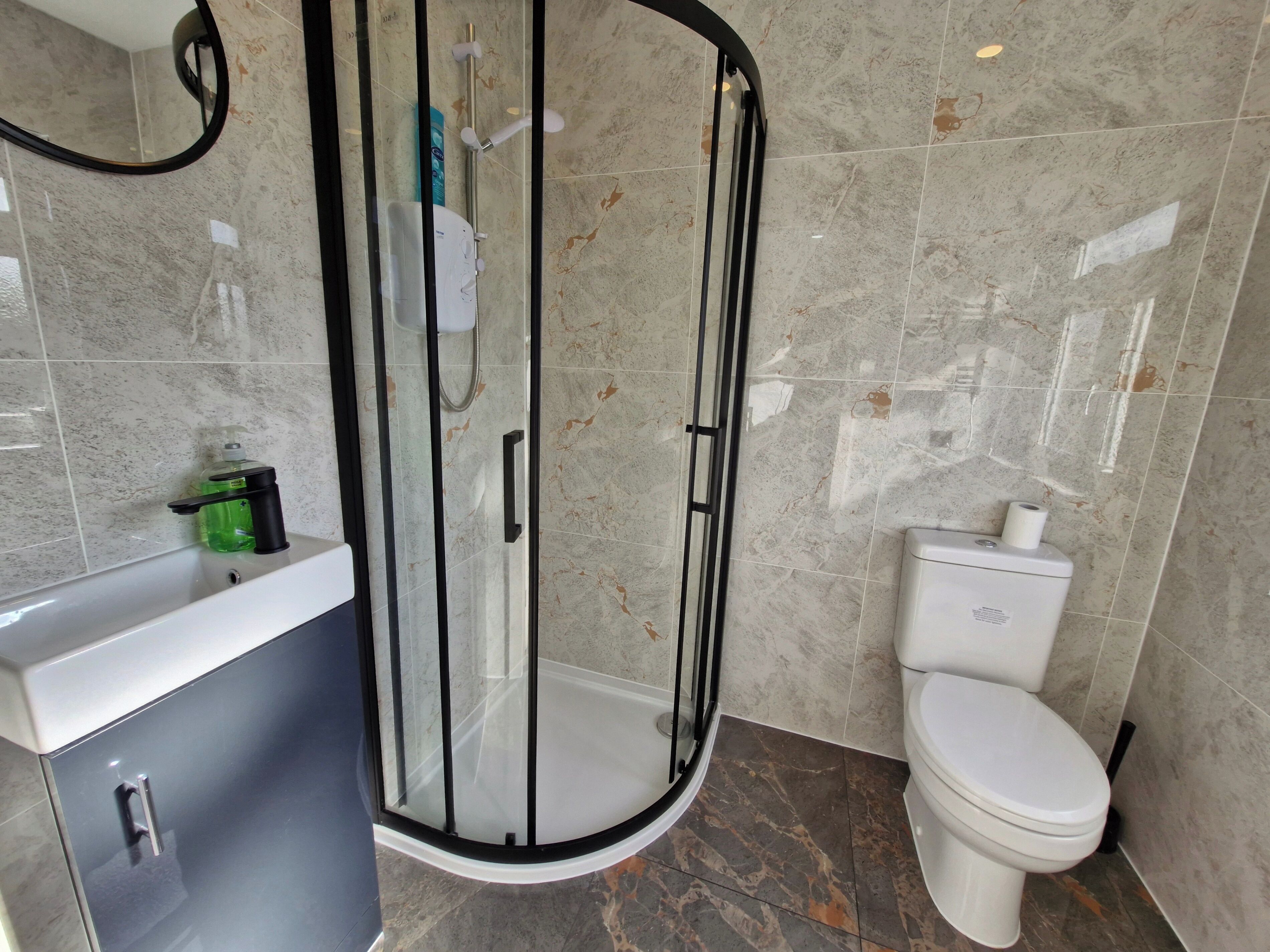 Douche, sèche-cheveux, serviettes fournies