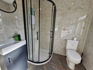 Dusche, Haartrockner, Handtücher