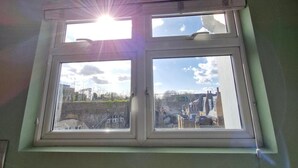 A window with a view of buildings and a clear sky. - Studio - Sleeps 2 - Wifi - Free Secure Parking (London)