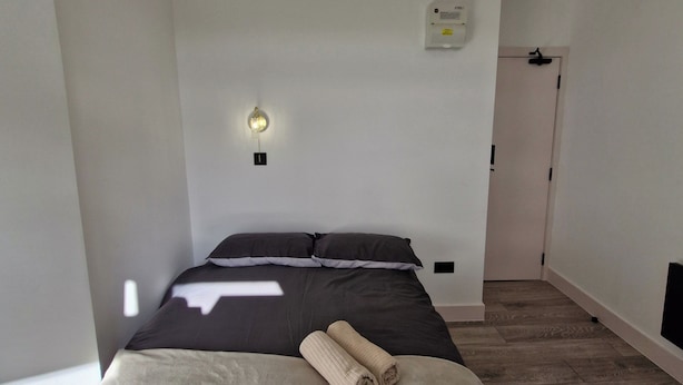 Room - Studio - Sleeps 2 - Wifi - Free Secure Parking (London)