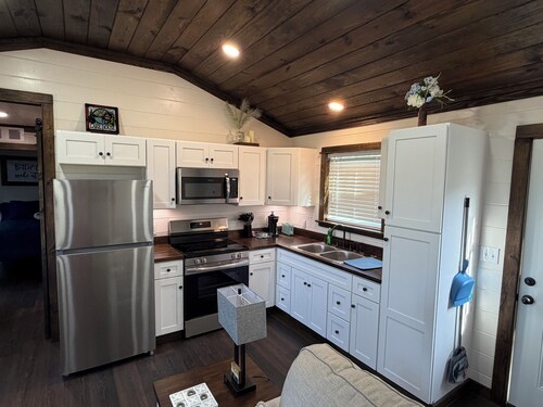 Lightfoot LakeHouse - Terrific 1-bedroom house in cozy Huxley, TX at Toledo Bend