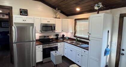 Lightfoot LakeHouse - Terrific 1-bedroom house in cozy Huxley, TX at Toledo Bend