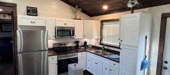 Lightfoot LakeHouse - Terrific 1-bedroom house in cozy Huxley, TX at Toledo Bend