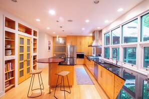 Wasserkocher mit Kaffee-/Teezubehör, Kühlschrank, Mikrowelle, Ofen