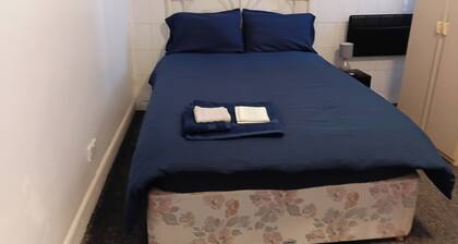 Studio Sleeps 2 Near Priory Woods