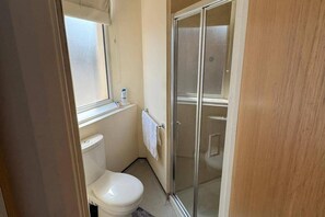 Shower, towels - Upper Holloway Studio, 1 Min to Station, Sleeps 2 (London)