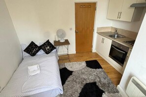 Free WiFi, bed sheets - Upper Holloway Studio, 1 Min to Station, Sleeps 2 (London)