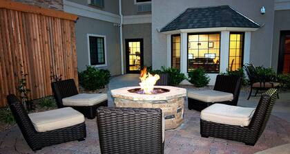 1 Queen Studio w/ Complimentary Breakfast + Pool