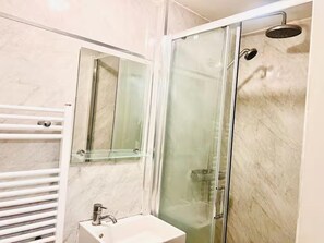 Shower - Studio Sleeps 2 With Shared Hot Tub (London)