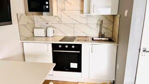 Fridge, microwave, stovetop, electric kettle - Studio Sleeps 2 With Shared Hot Tub (London)