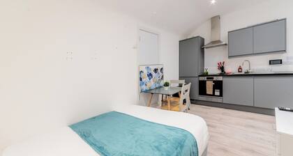 Studio - Sleeps 2 - Paid Parking - Central - Wifi