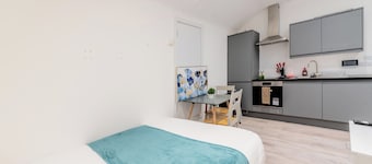 Studio - Sleeps 2 - Paid Parking - Central - Wifi