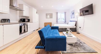 Central Studio - Paid Parking - Sleeps 2 - Wifi