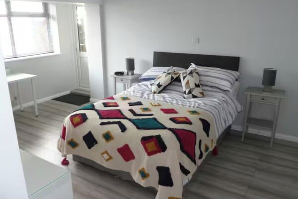 Studio Sleeps 2 - Pets Welcome - Enclosed Garden - Bognor Regis