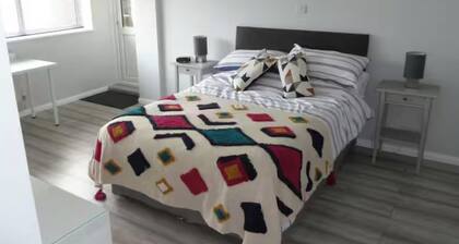 Studio Sleeps 2 - Pets Welcome - Enclosed Garden