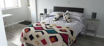 Studio Sleeps 2 - Pets Welcome - Enclosed Garden