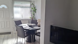 Dining - Studio Sleeps 2 - Pets Welcome - Enclosed Garden (Bognor Regis)