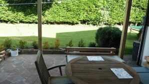 Outdoor dining - Studio Sleeps 2 - Pets Welcome - Enclosed Garden (Bognor Regis)
