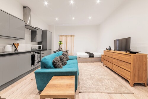 Sleeps 2 - Central - Studio - Wifi - Paid Parking