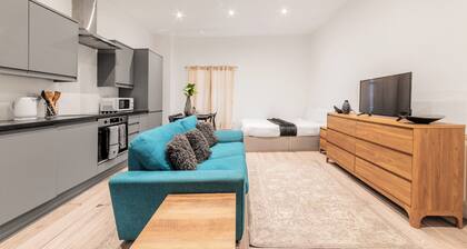 Sleeps 2 - Central - Studio - Wifi - Paid Parking