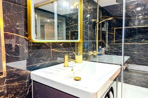 Ducha, secador de pelo, toallas