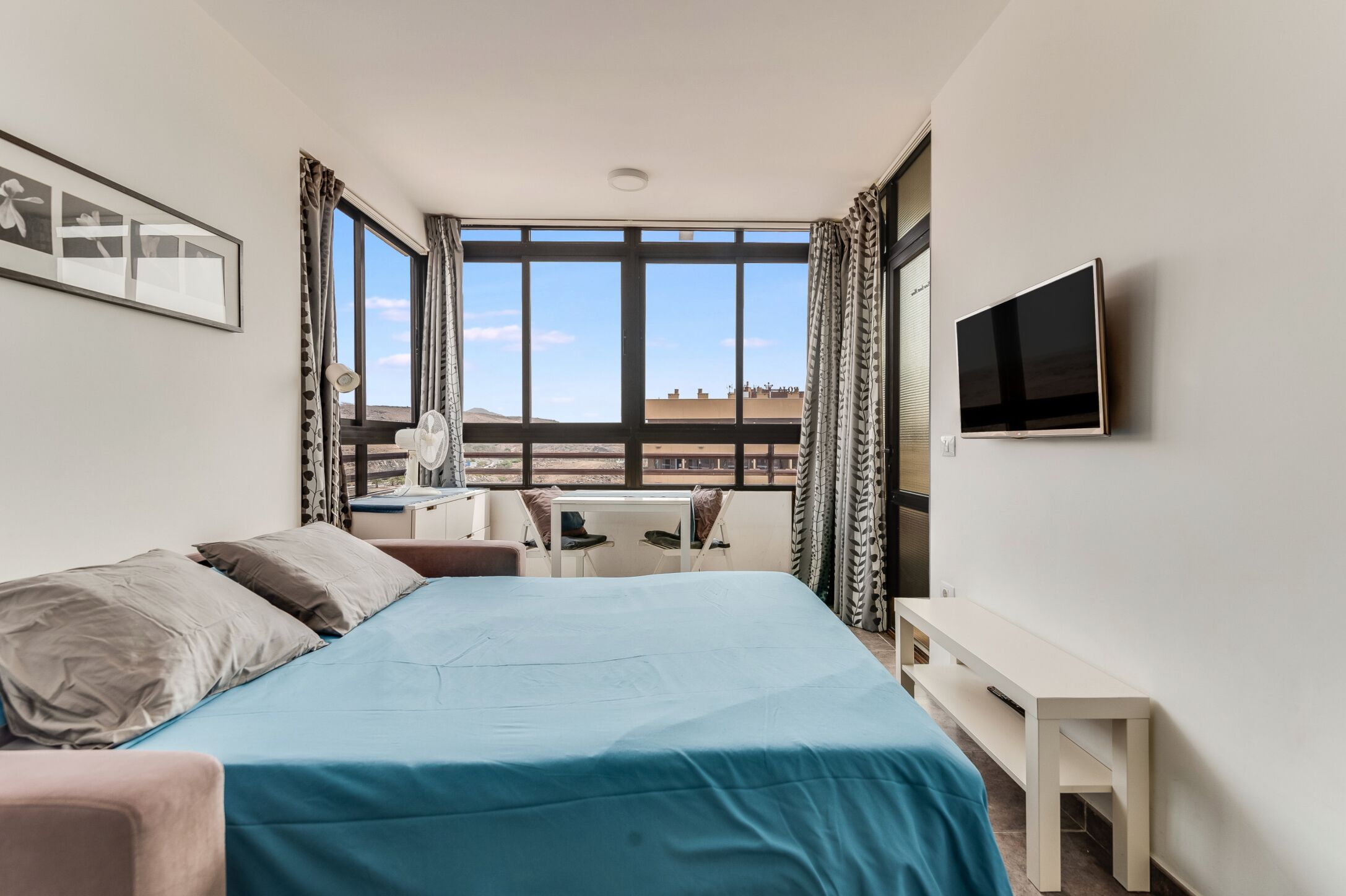 Tabla de planchar con plancha, wifi gratis, ropa de cama