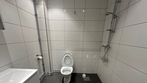 Un baño moderno con inodoro, ducha y bañera.