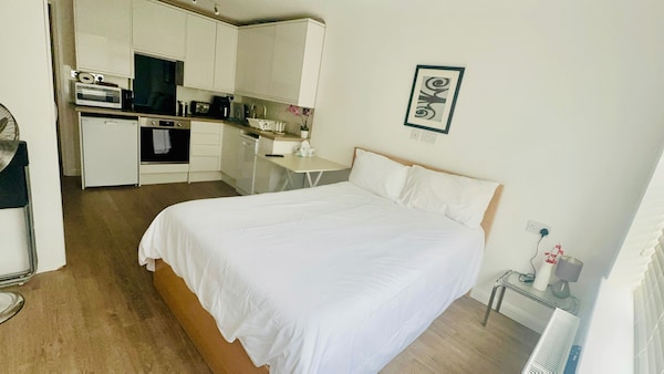 Studio - Sleeps 2 - Wifi - Parking - Dunstable