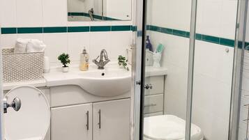 Shower, hair dryer, towels