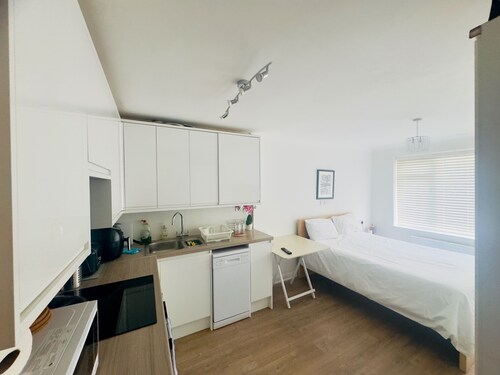 Studio - Sleeps 2 - Wifi - Parking