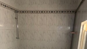 A bathroom with a bathtub, toilet, and sink. - Sleeps2-freeparking-walktobeach-carvoeiro (Lagoa)