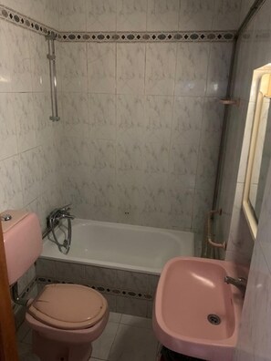 Deep-soaking bathtub, towels - Sleeps2-freeparking-walktobeach-carvoeiro (Lagoa)