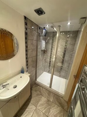 Bathroom - Studio Sleeps 2 With Parking (Derby)