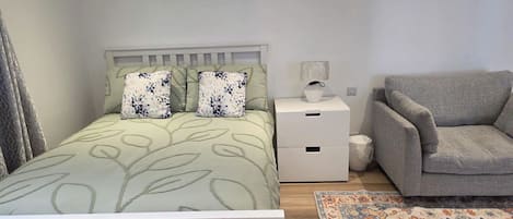 Iron/ironing board, free WiFi, bed sheets